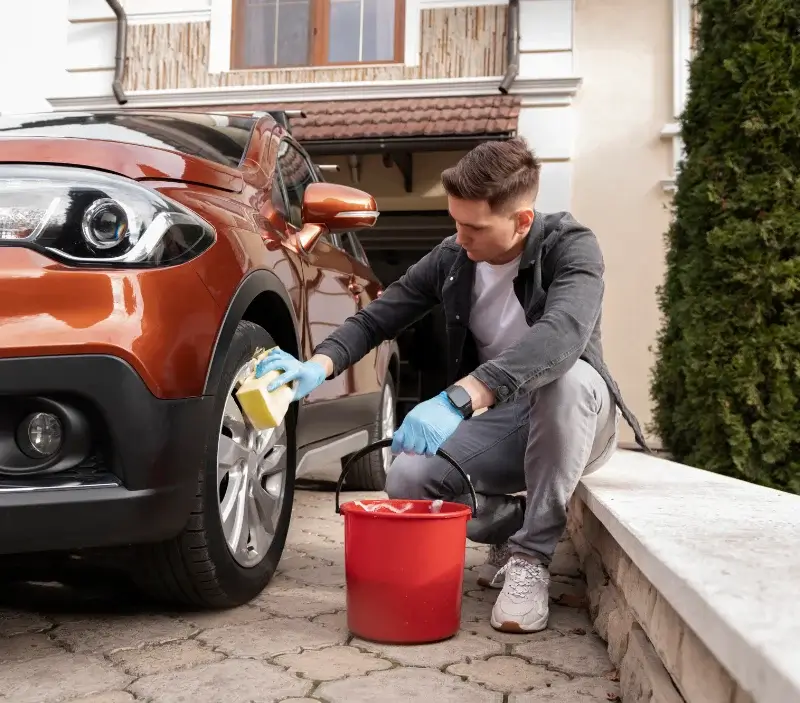 Lavage auto à domicile Ydes : professionnel intervenant sur un véhicule